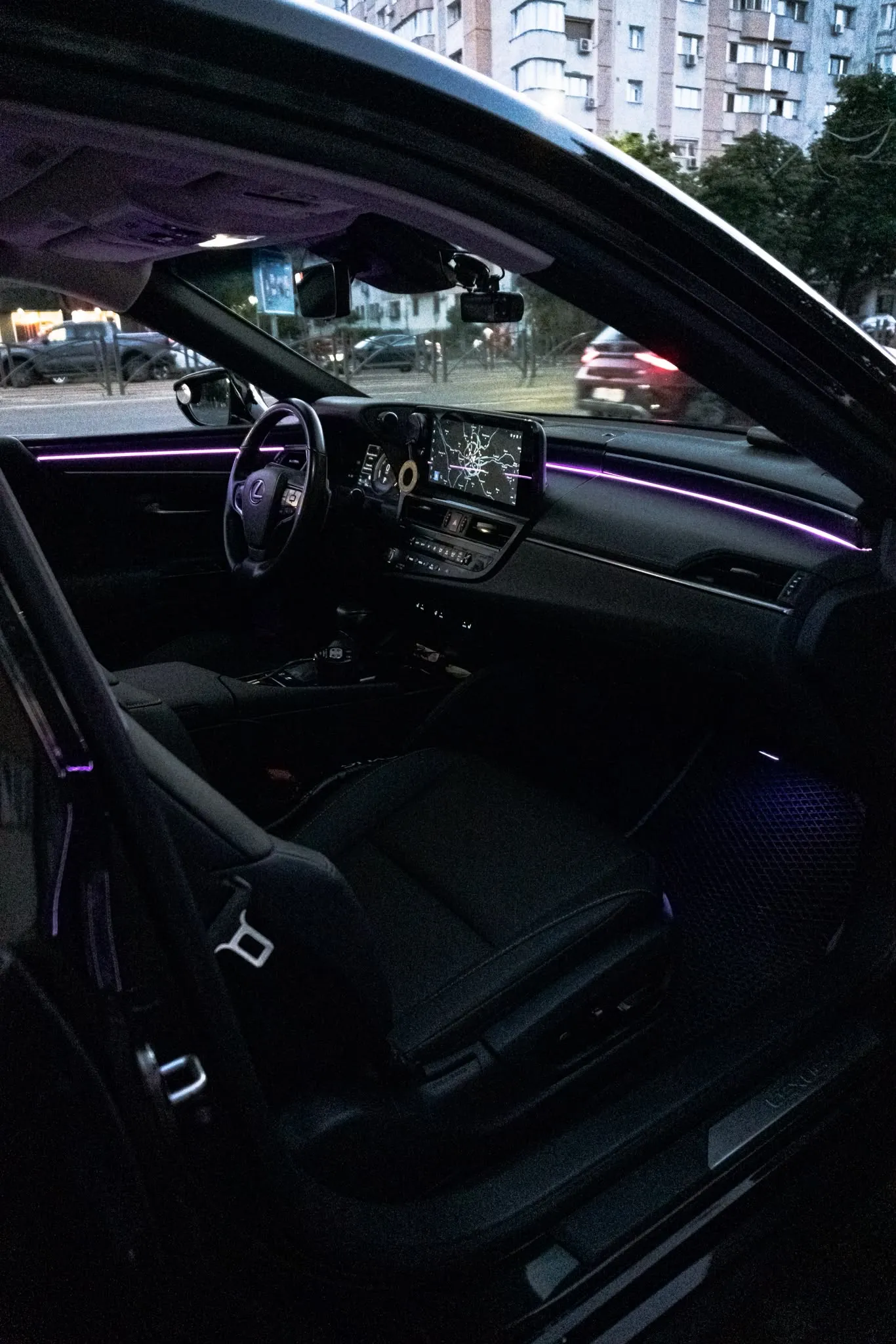 Interior de mașină cu lumini ambientale LuxGrip